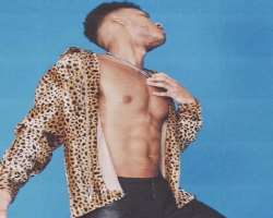 Darrin is a fitness freak and often uploads photographs showing his abs on Instagram.
